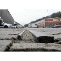 1059_P3060031 Reste von Eisenbahnschienen der Hafenbahn im Pflaster der Grossen Elbstrasse. | Grosse Elbstrasse - Bilder vom Altonaer Hafenrand.